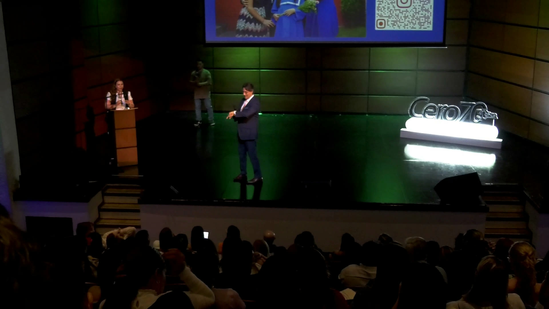 Ponencia en sala — auditorio completo